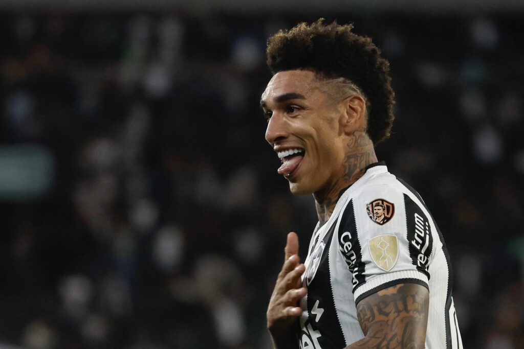Igor Jesus de Botafogo celebra su gol ante Estudiantes de La Plata, en el estadio Olímpico Nilton Santos en Río de Janeiro (Brasil). EFE/Antonio Lacerda
