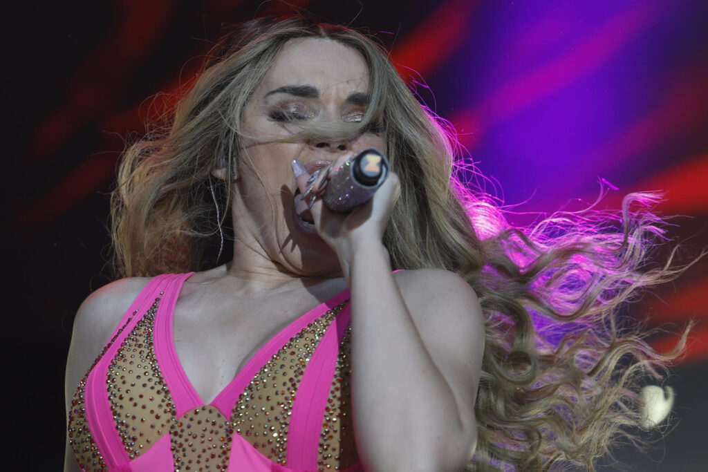 La cantante Melody durante su actuación hoy sábado en el recinto ferial de Antequera, incluida en la Feria de Primavera que se celebra en la localidad malagueña. EFE / Jorge Zapata.