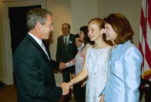Elizabeth Smart durante un discurso en la Casa Blanca, en un evento dedicado a niños desaparecidos y explotados. Fotografía oficial tomada durante la administración de George W. Bush por Paul Morse.