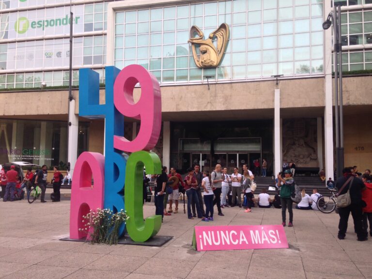 Antimonumento 49 ABC instalado frente al IMSS en Ciudad de México el 5 de junio de 2017, en memoria de las víctimas del incendio de la Guardería ABC.