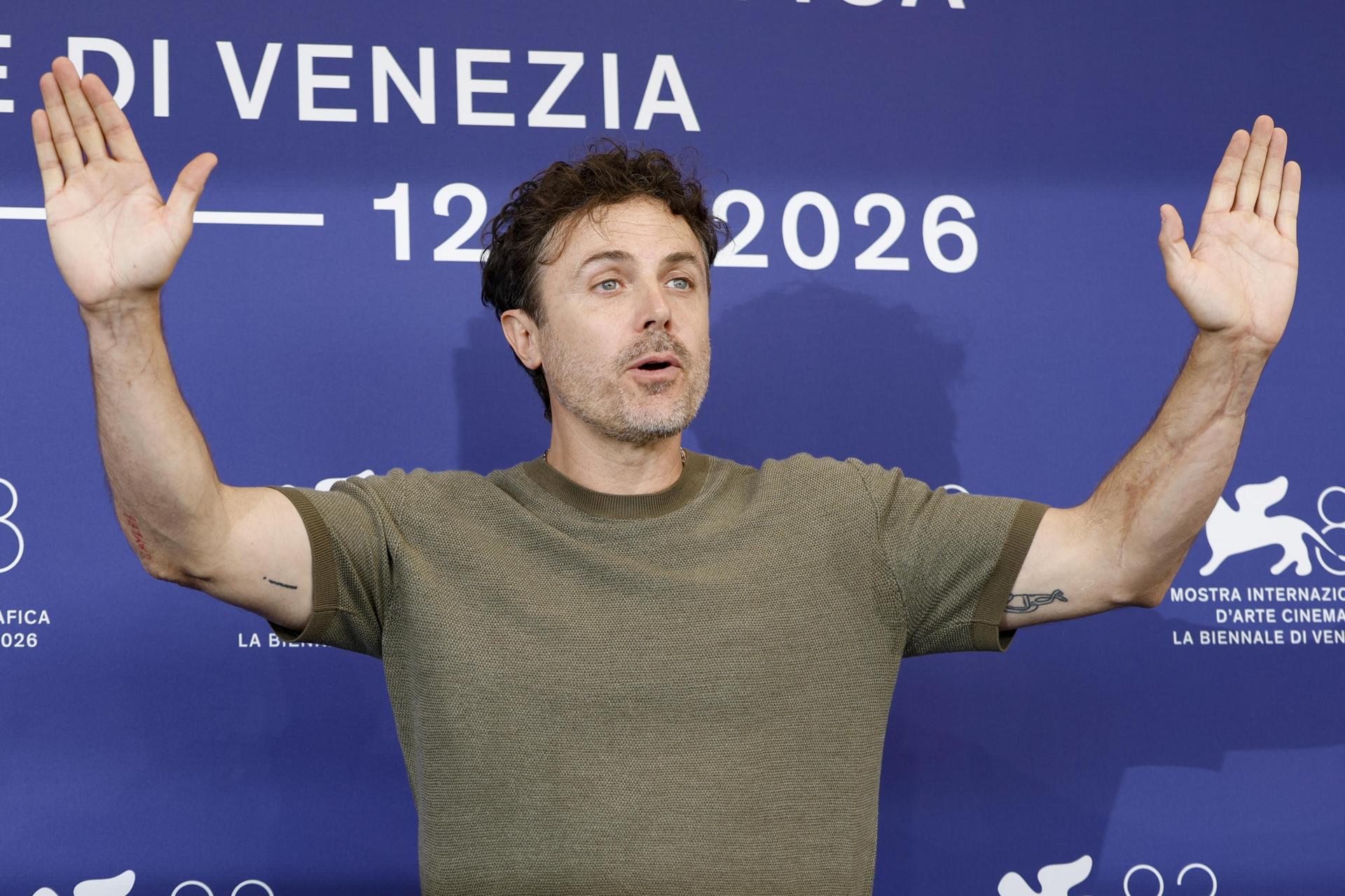 Casey Affleck presenta Company en el Festival de Venecia
